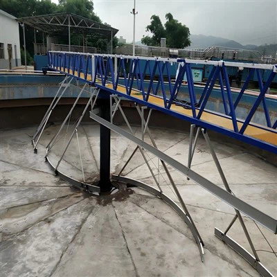 Rascador de fangs giratori